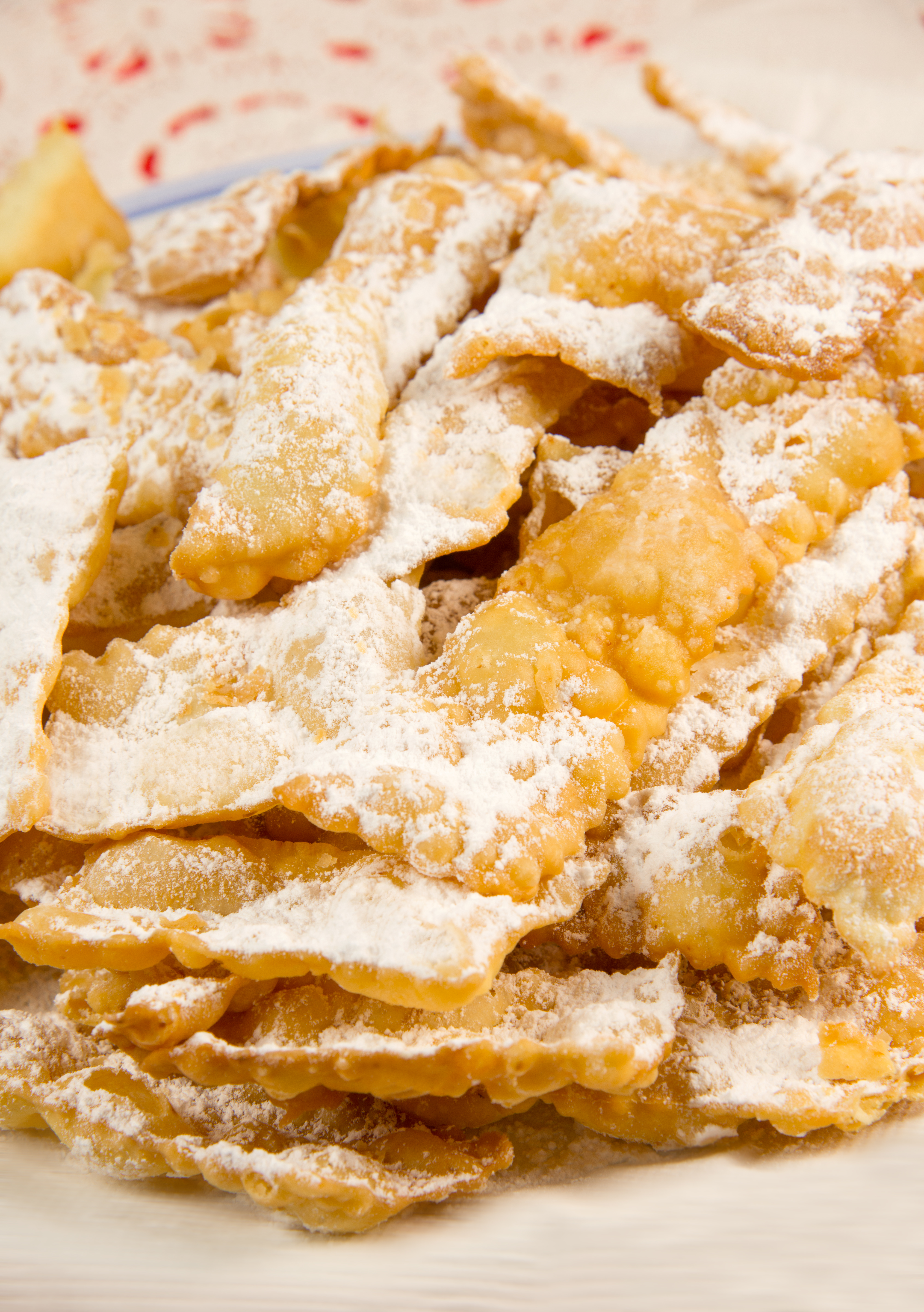 Ricetta facile delle Chiacchiere di Carnevale per bambini: un pomeriggio dolce e divertente in famiglia!